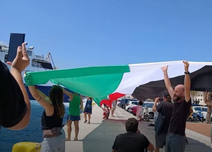 Greeks Block Israeli Tourists from Entering Greek Beaches