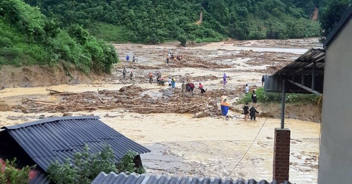 Floods in Vietnam Claim at Least 14 Lives
